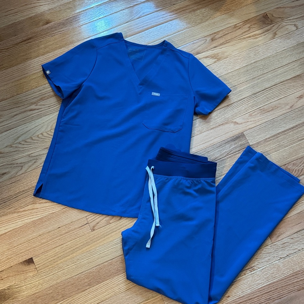 Figs “denim blue” size M scrub set.  Medium tall pants